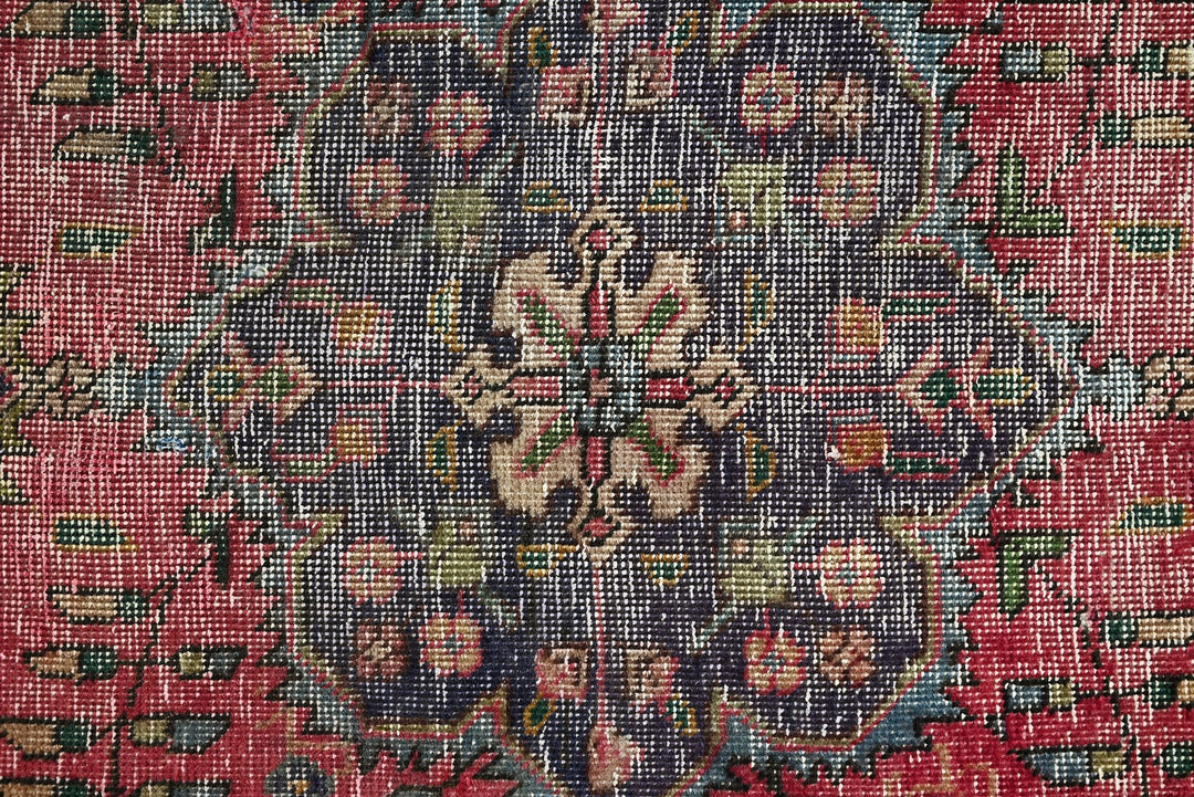 red Accent rug 2' 9" x 4' 4"