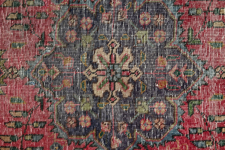 red Accent rug 2' 9" x 4' 4"