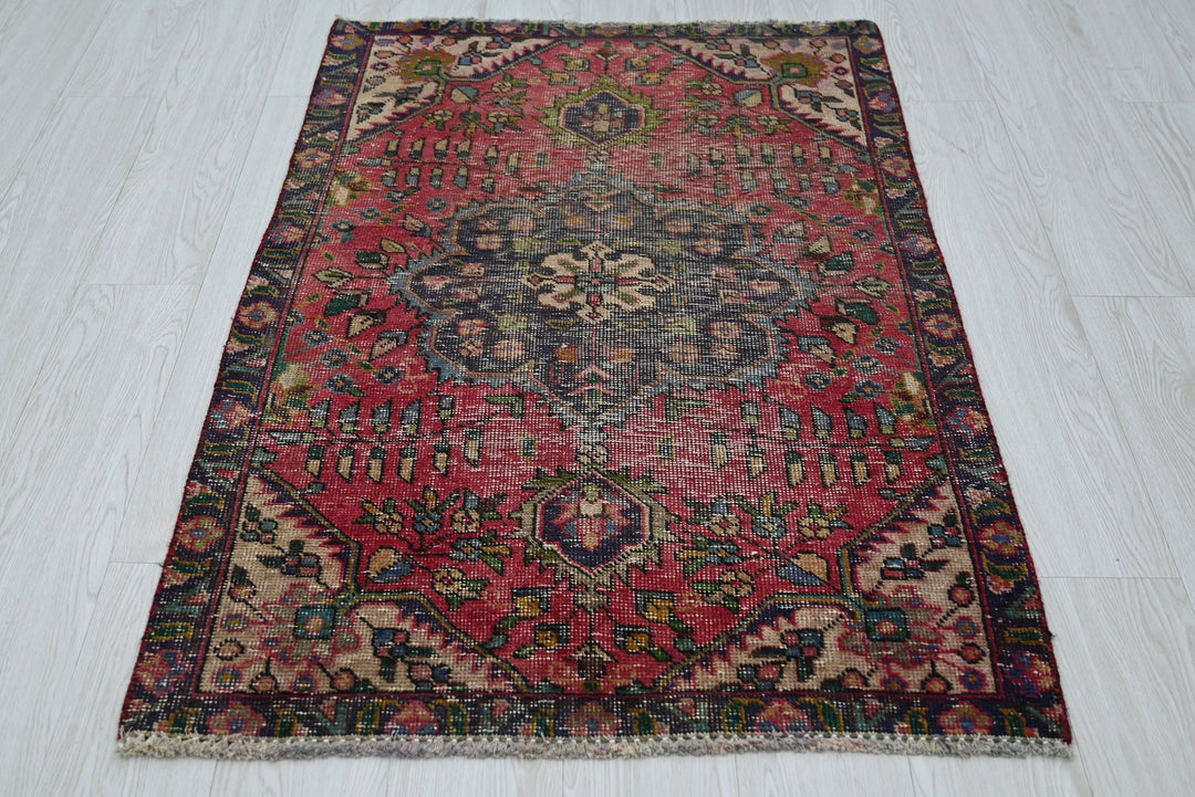 red Accent rug 2' 9" x 4' 4"