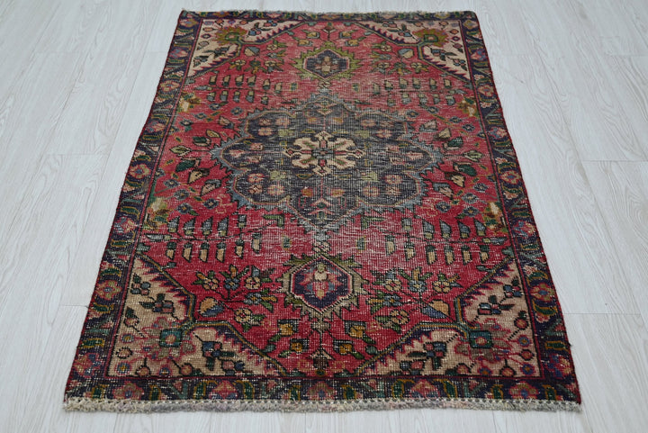 red Accent rug 2' 9" x 4' 4"
