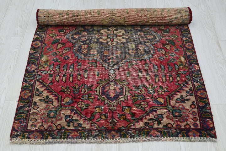 red Accent rug 2' 9" x 4' 4"