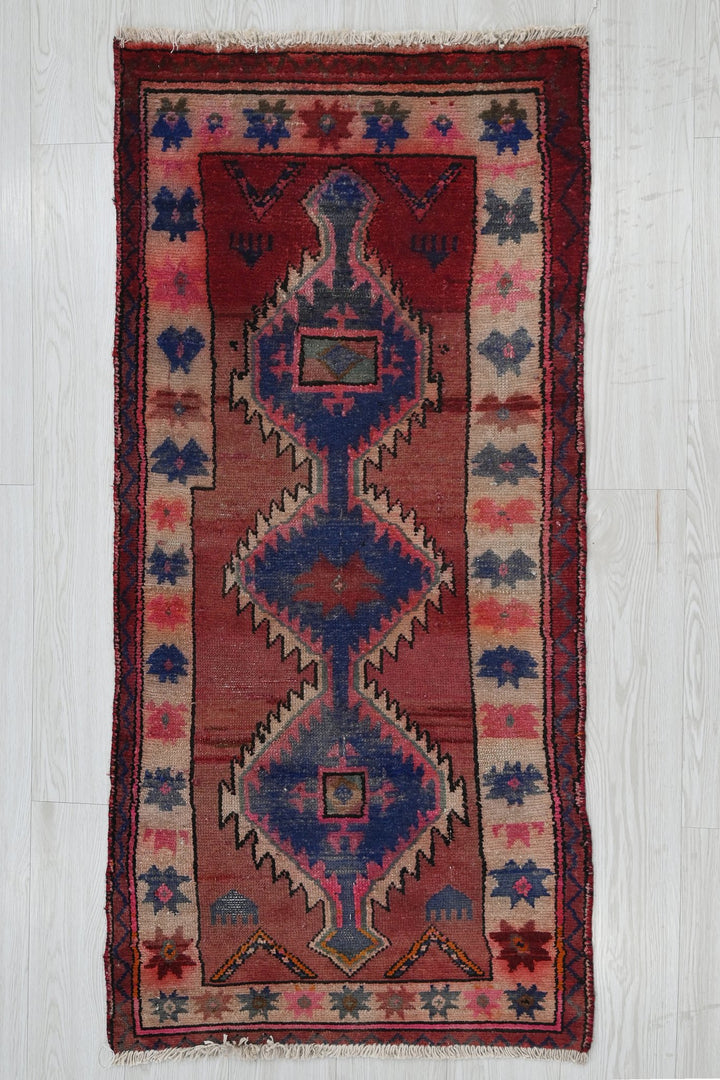red Accent rug 2' 2" x 4' 6"