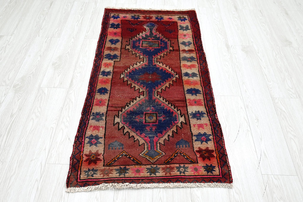 red Accent rug 2' 2" x 4' 6"