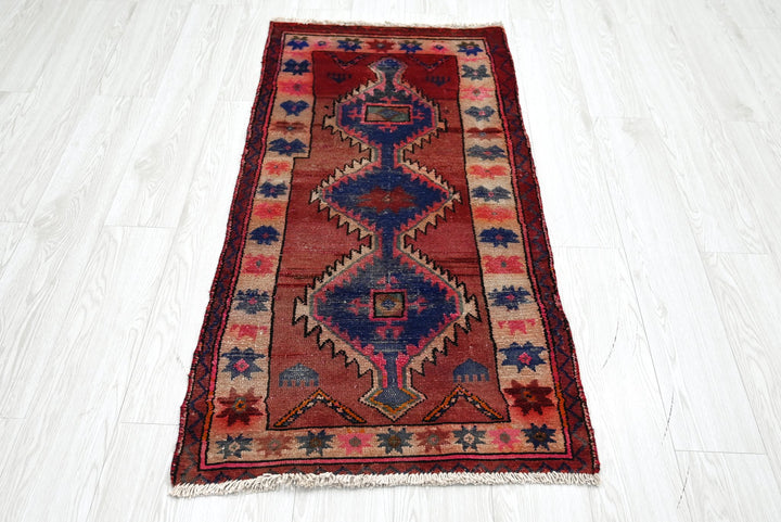 red Accent rug 2' 2" x 4' 6"