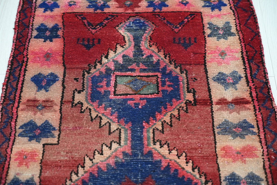 red Accent rug 2' 2" x 4' 6"