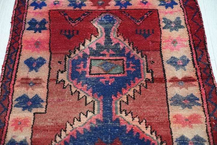 red Accent rug 2' 2" x 4' 6"
