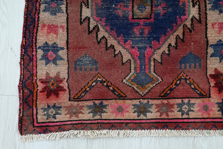red Accent rug 2' 2" x 4' 6"