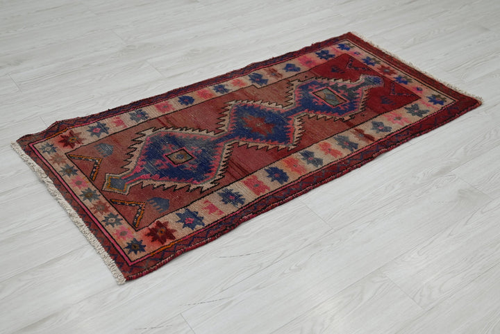 red Accent rug 2' 2" x 4' 6"