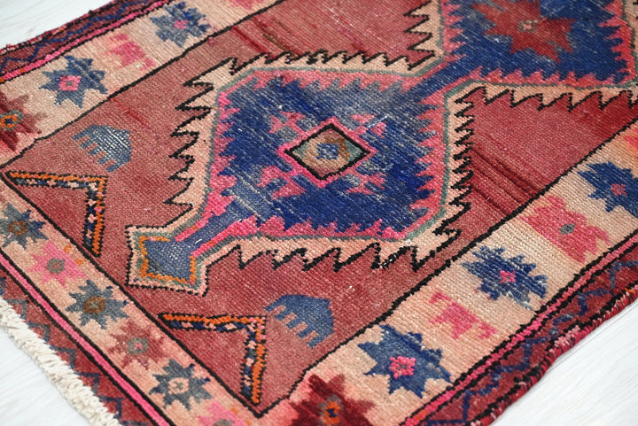 red Accent rug 2' 2" x 4' 6"