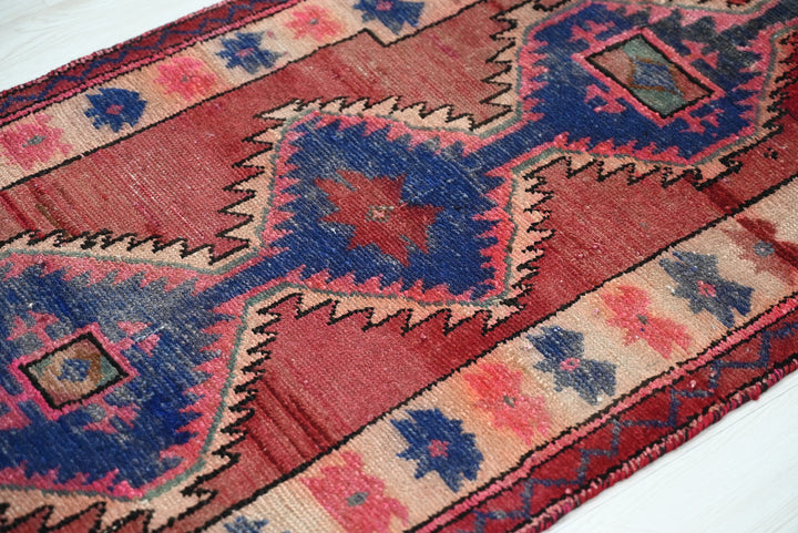 red Accent rug 2' 2" x 4' 6"