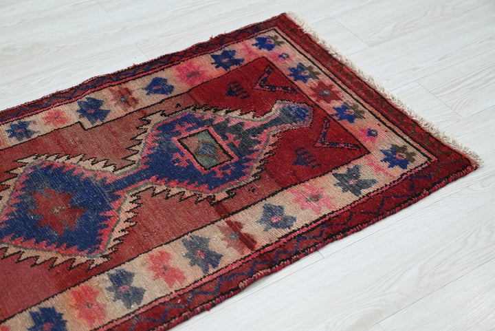 red Accent rug 2' 2" x 4' 6"