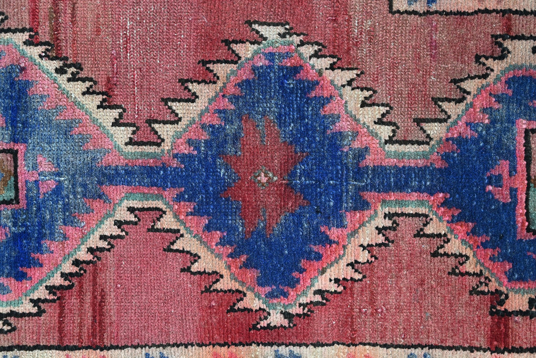 red Accent rug 2' 2" x 4' 6"