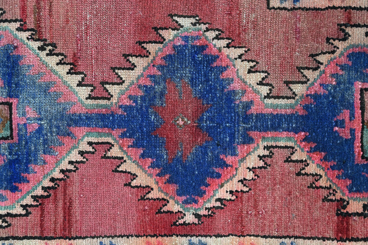red Accent rug 2' 2" x 4' 6"