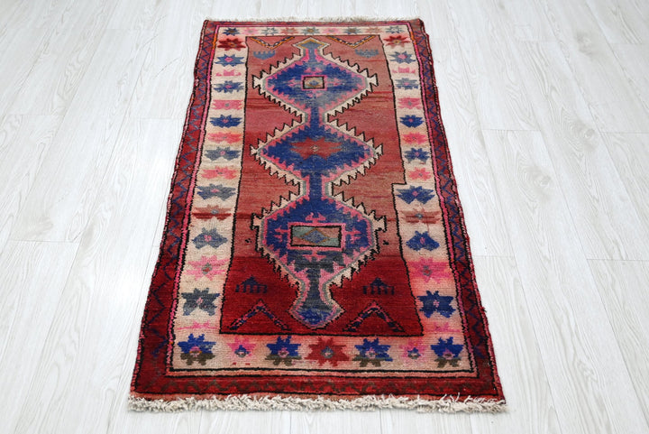 red Accent rug 2' 2" x 4' 6"