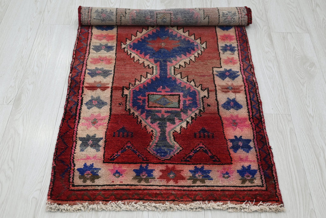 red Accent rug 2' 2" x 4' 6"