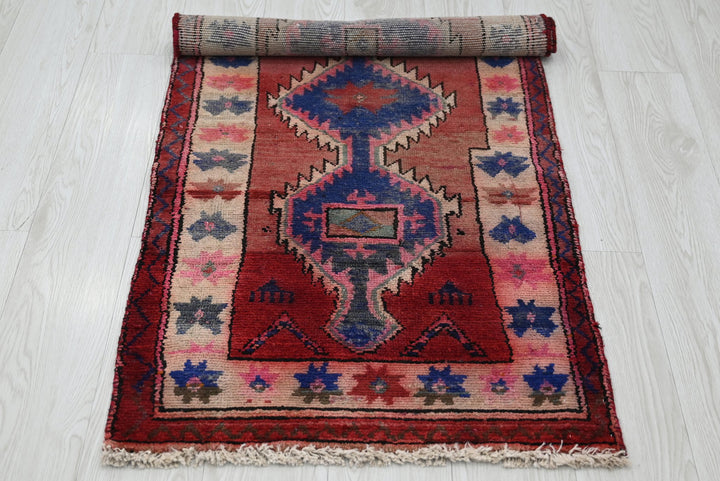 red Accent rug 2' 2" x 4' 6"