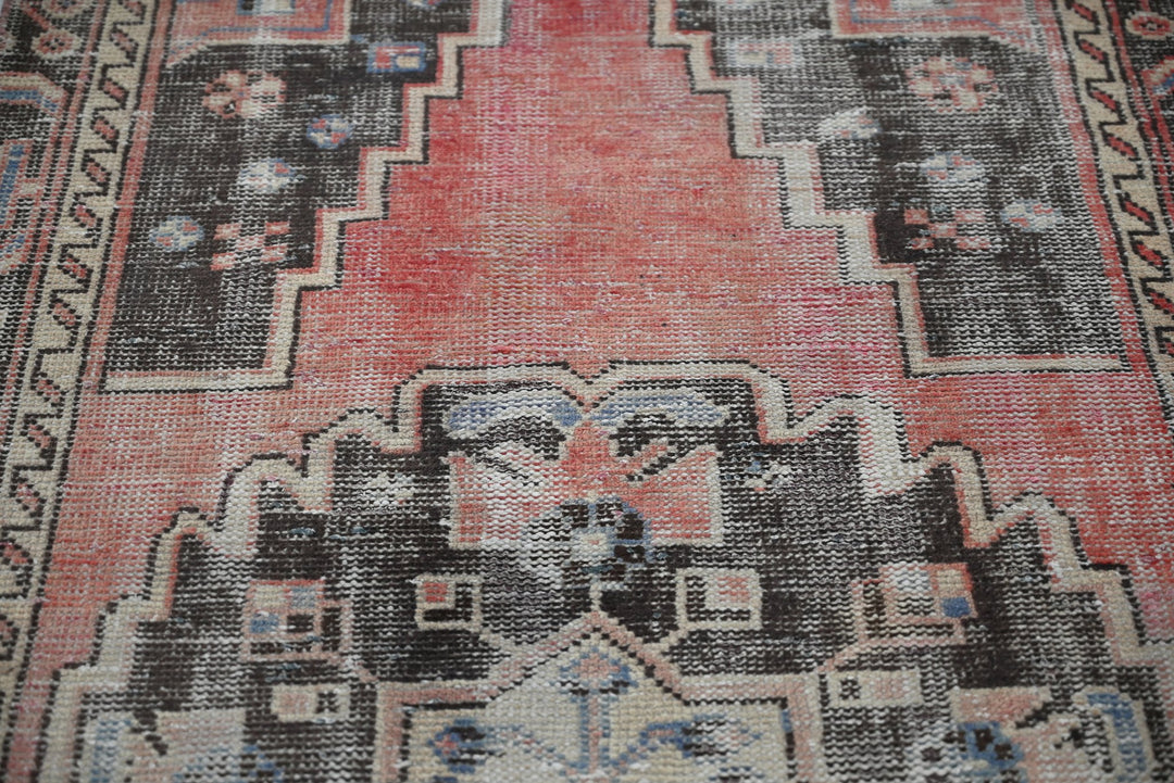red Accent rug 3' 1" x 6' 2"