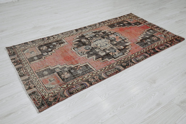 red Accent rug 3' 1" x 6' 2"
