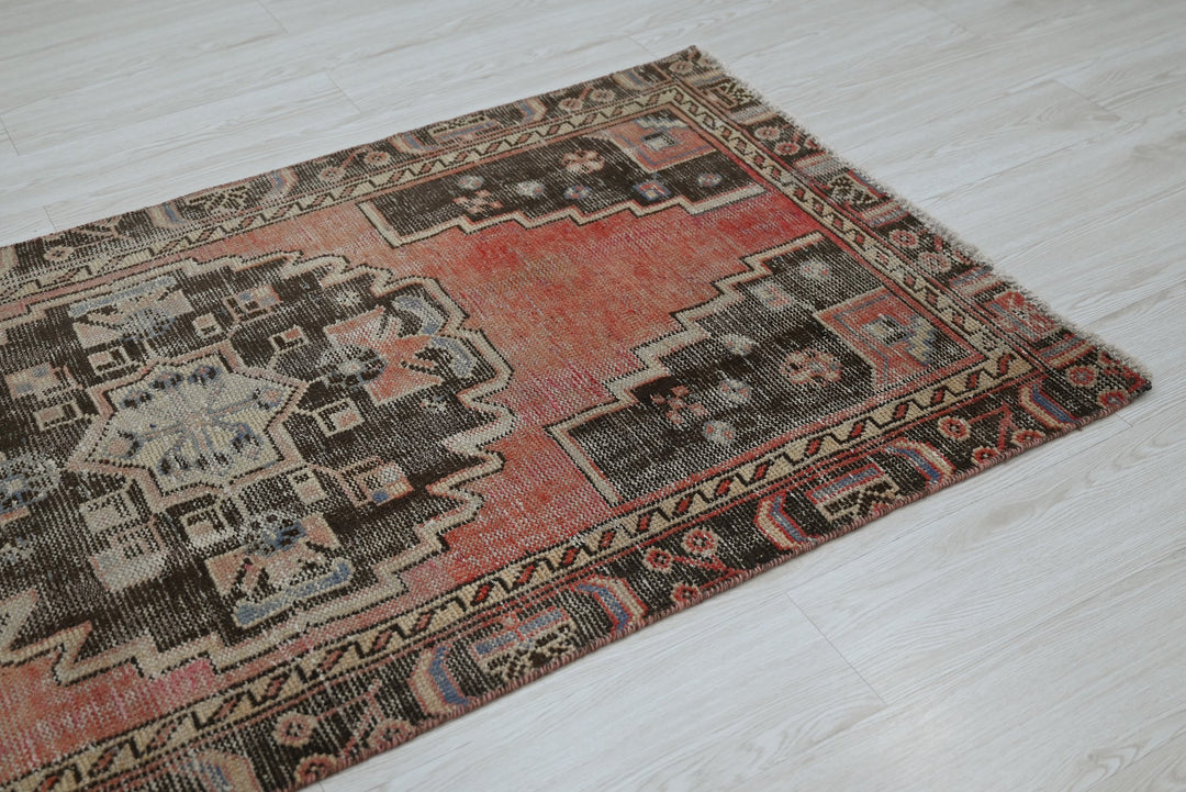red Accent rug 3' 1" x 6' 2"