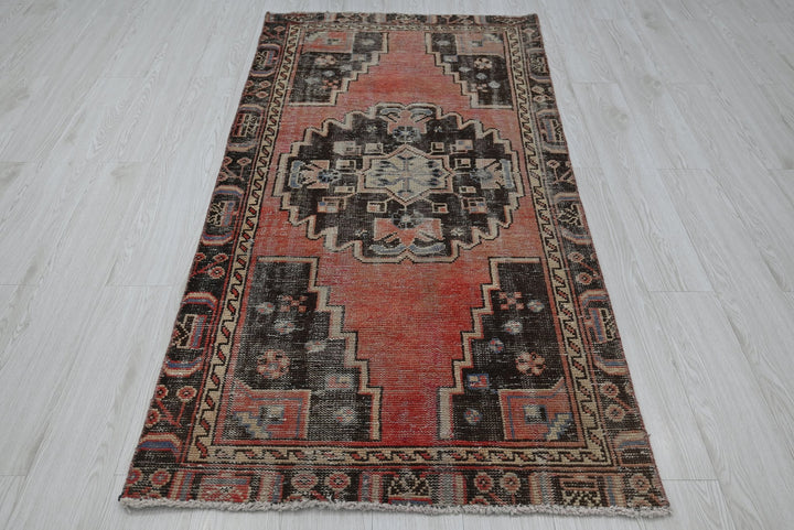 red Accent rug 3' 1" x 6' 2"