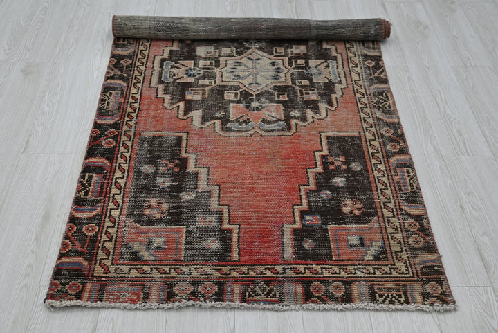 red Accent rug 3' 1" x 6' 2"