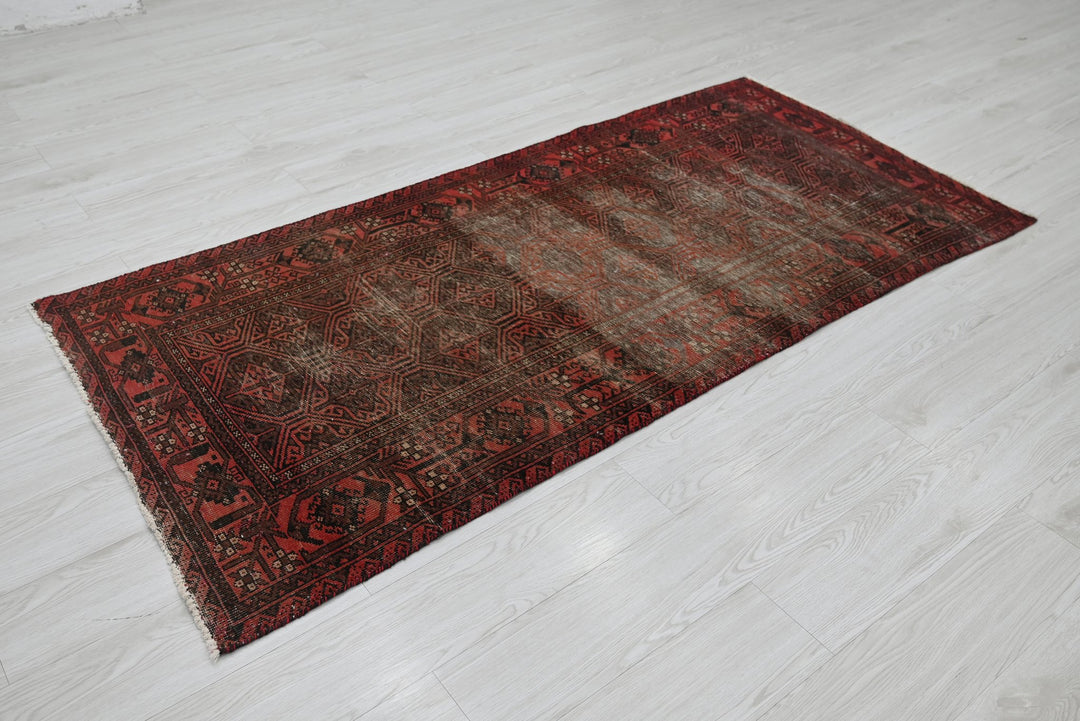 red Medium rug 3' 1" x 6' 9"