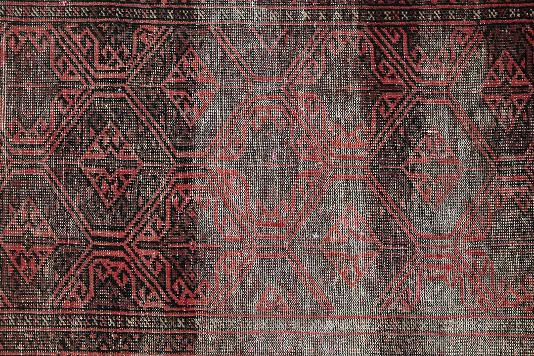 red Medium rug 3' 1" x 6' 9"