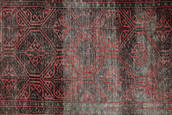 red Medium rug 3' 1" x 6' 9"