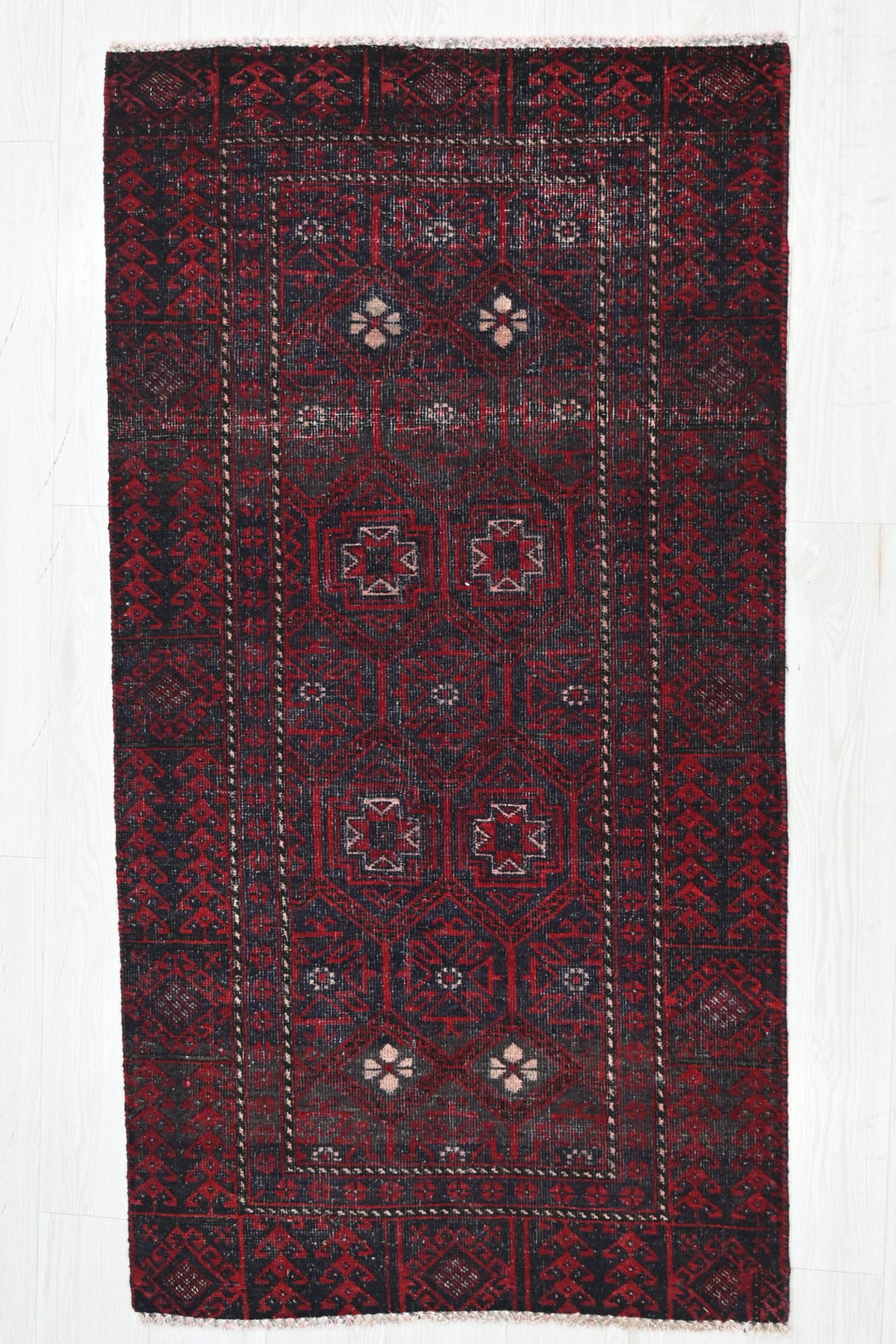 red Accent rug 2' 9" x 5' 1"