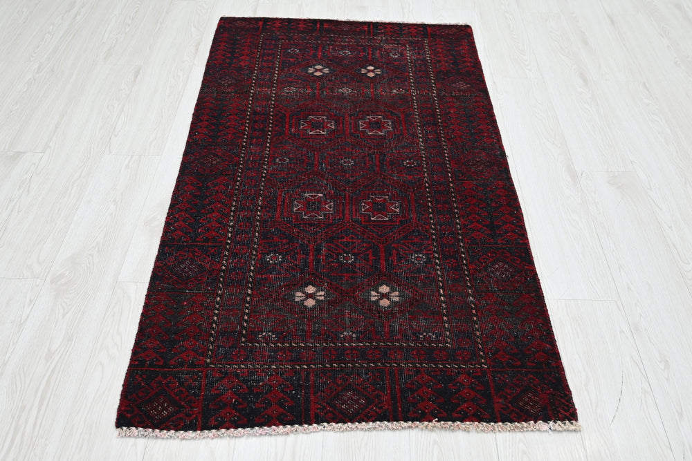 red Accent rug 2' 9" x 5' 1"