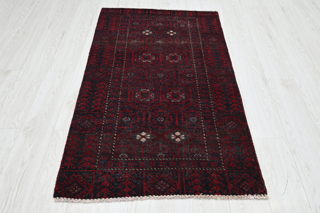 red Accent rug 2' 9" x 5' 1"