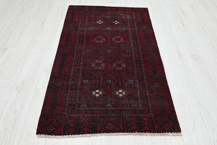 red Accent rug 2' 9" x 5' 1"