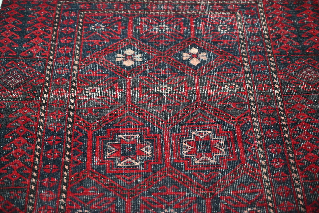 red Accent rug 2' 9" x 5' 1"
