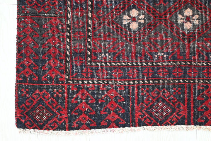 red Accent rug 2' 9" x 5' 1"
