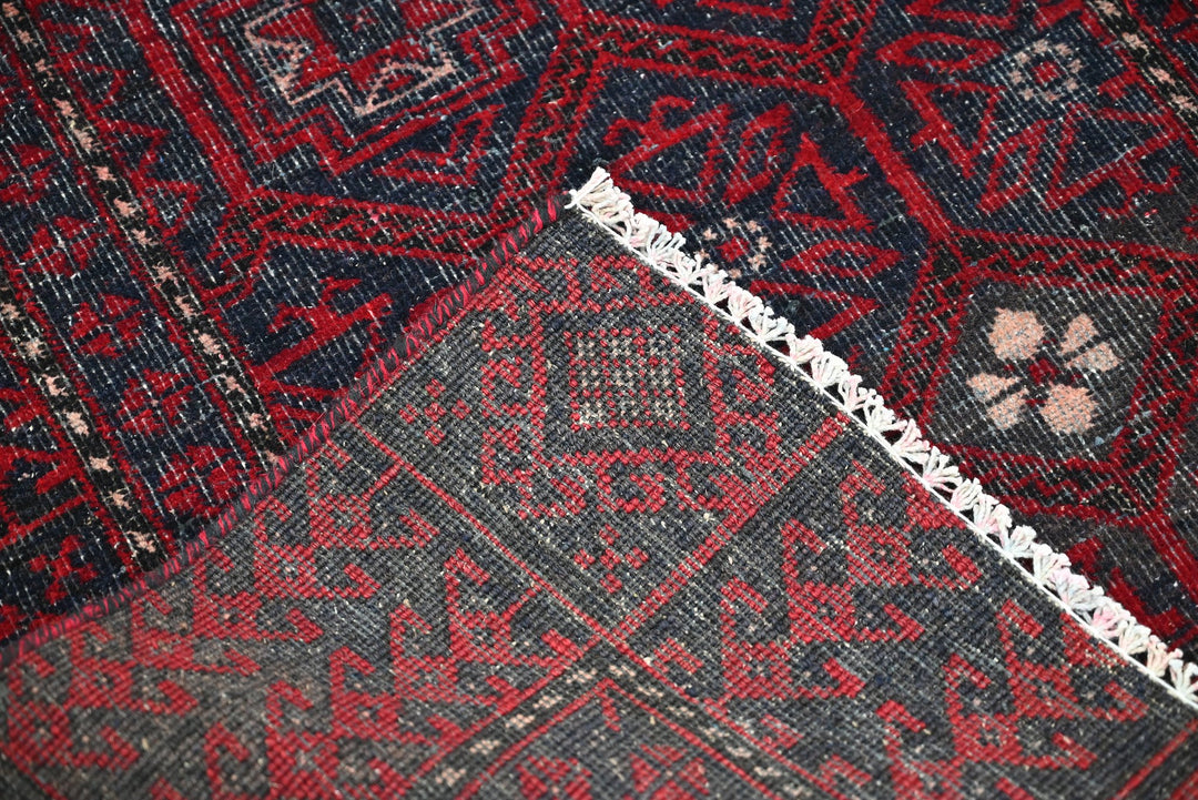 red Accent rug 2' 9" x 5' 1"