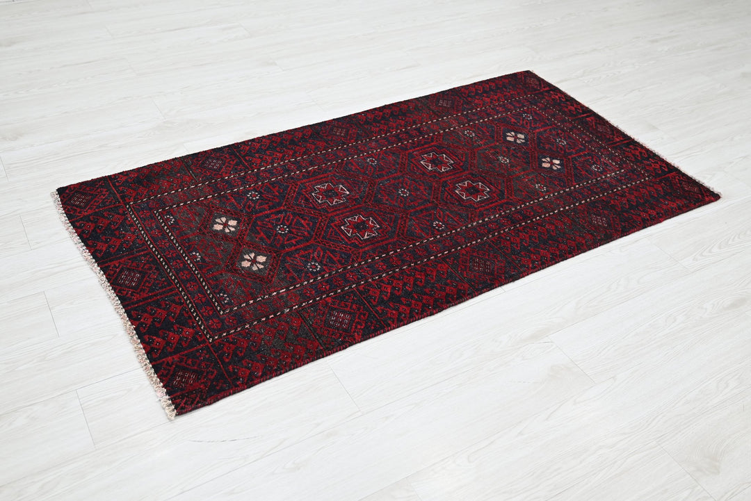 red Accent rug 2' 9" x 5' 1"