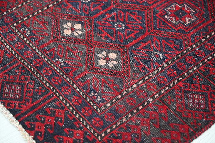 red Accent rug 2' 9" x 5' 1"