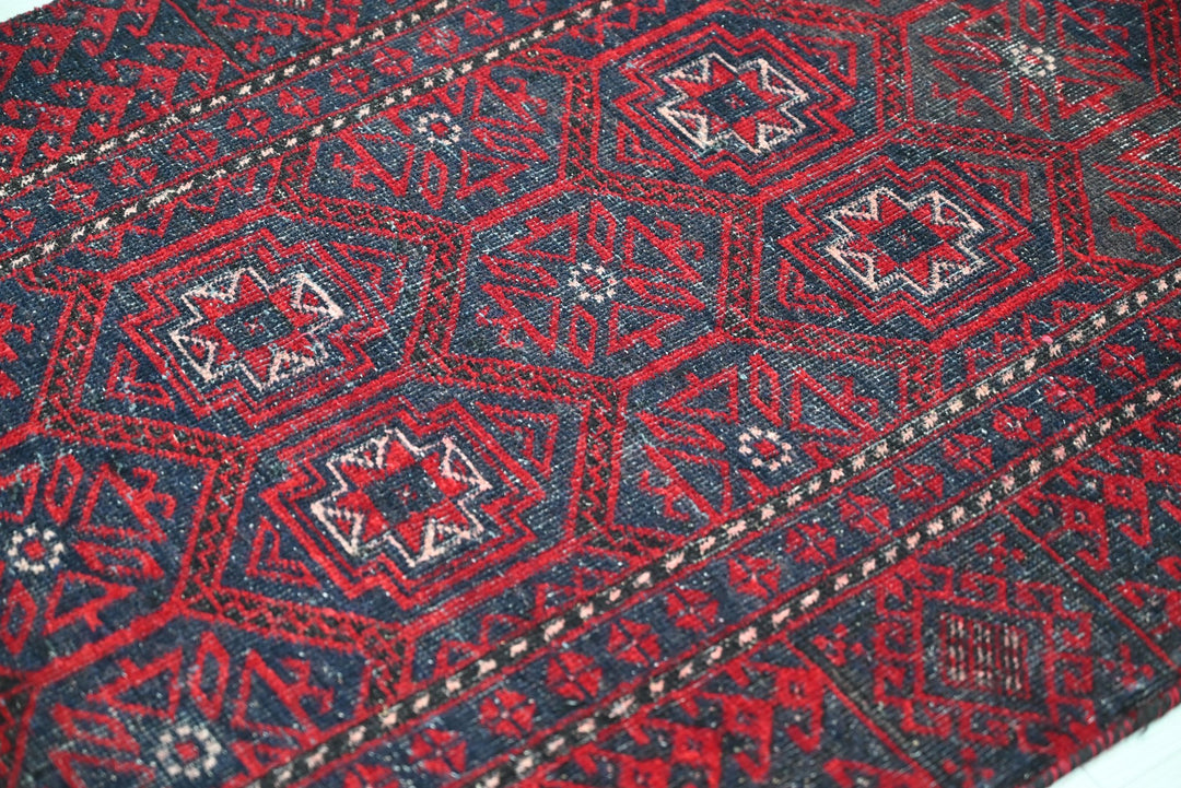 red Accent rug 2' 9" x 5' 1"