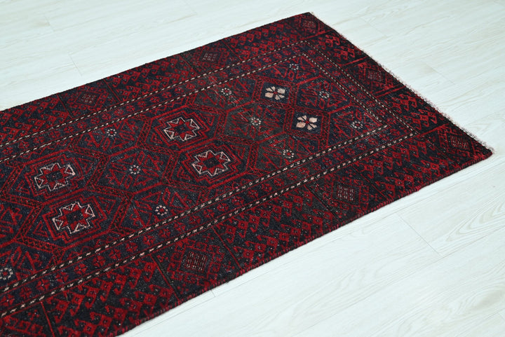 red Accent rug 2' 9" x 5' 1"