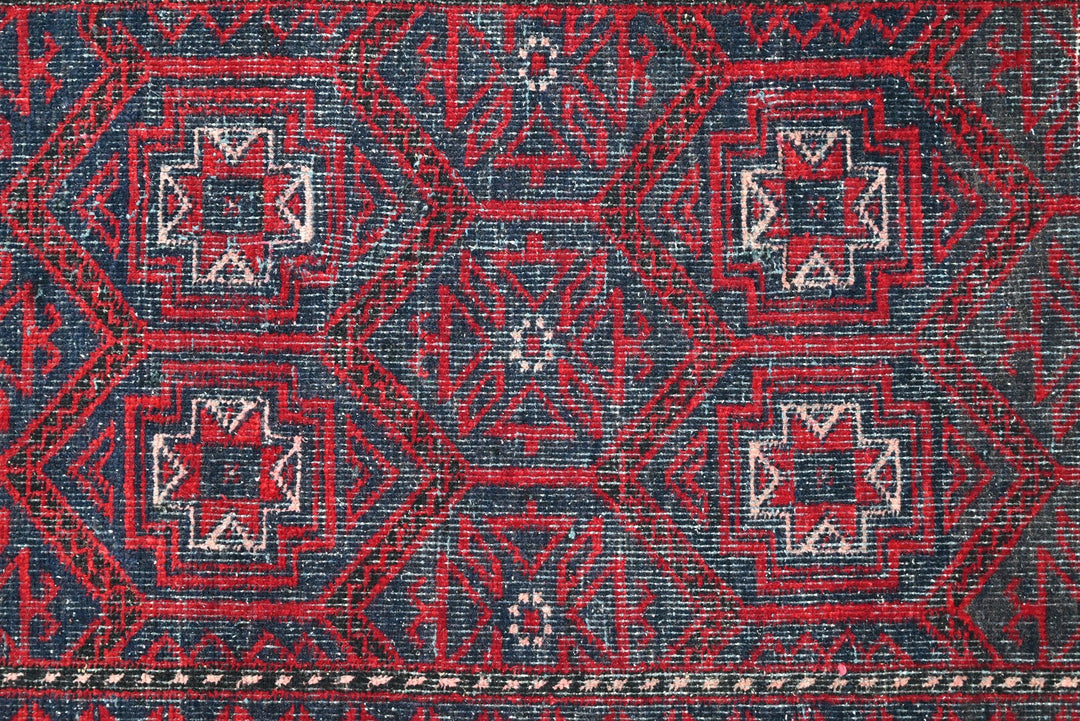 red Accent rug 2' 9" x 5' 1"