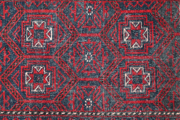 red Accent rug 2' 9" x 5' 1"