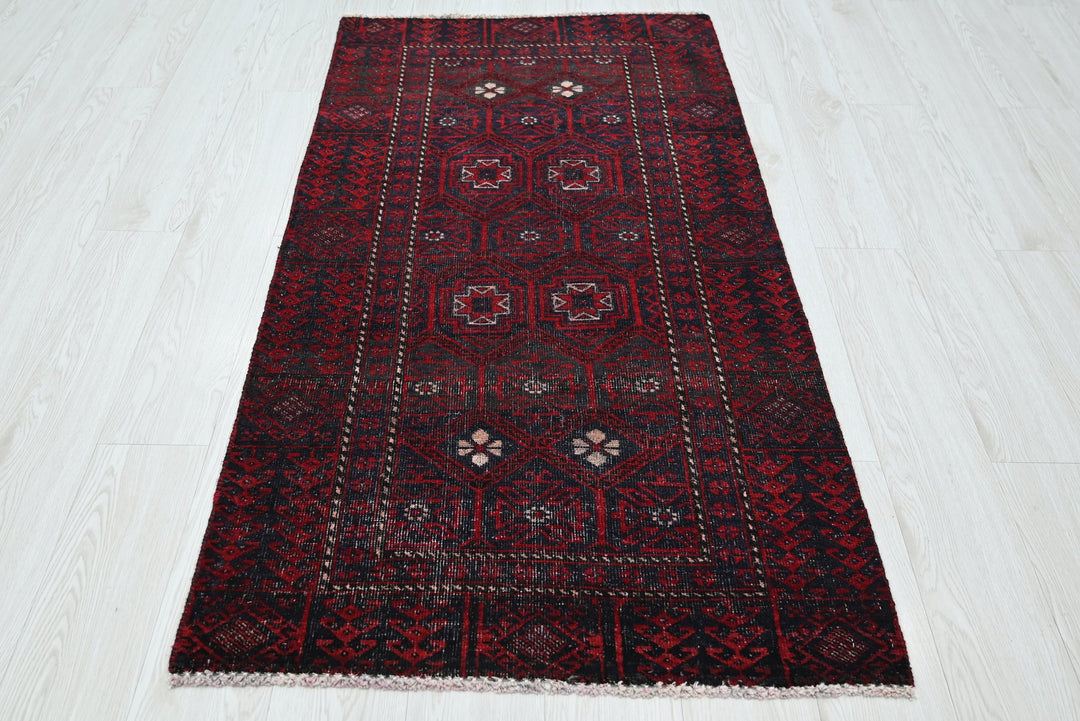 red Accent rug 2' 9" x 5' 1"