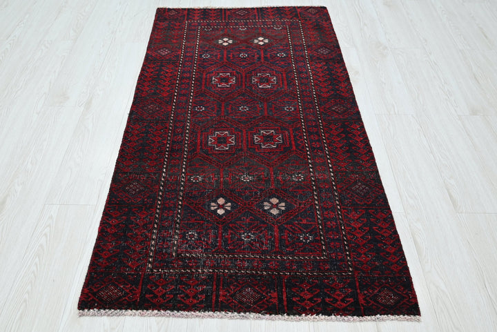red Accent rug 2' 9" x 5' 1"