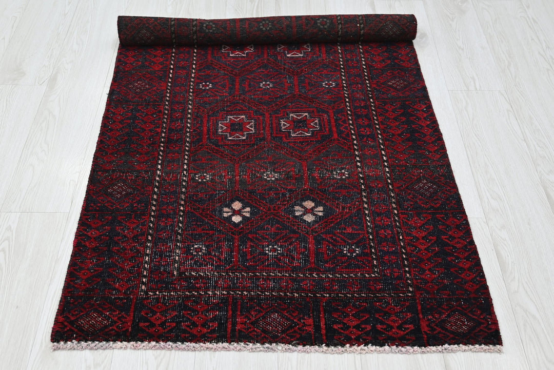 red Accent rug 2' 9" x 5' 1"