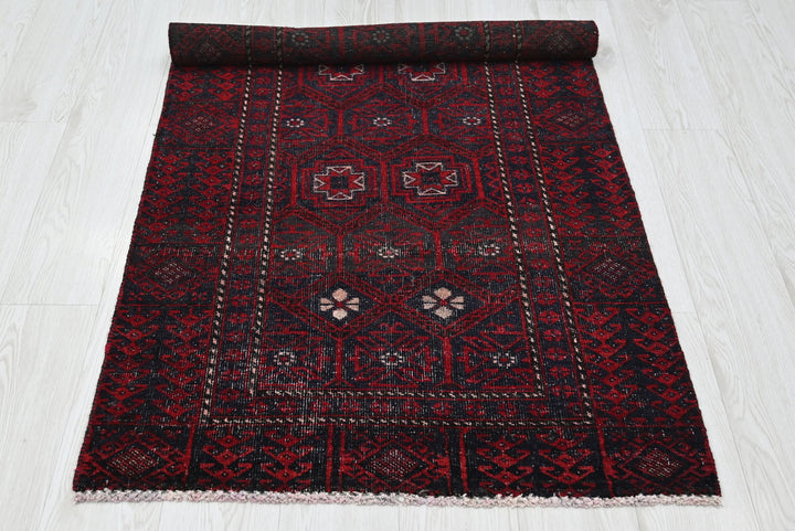 red Accent rug 2' 9" x 5' 1"