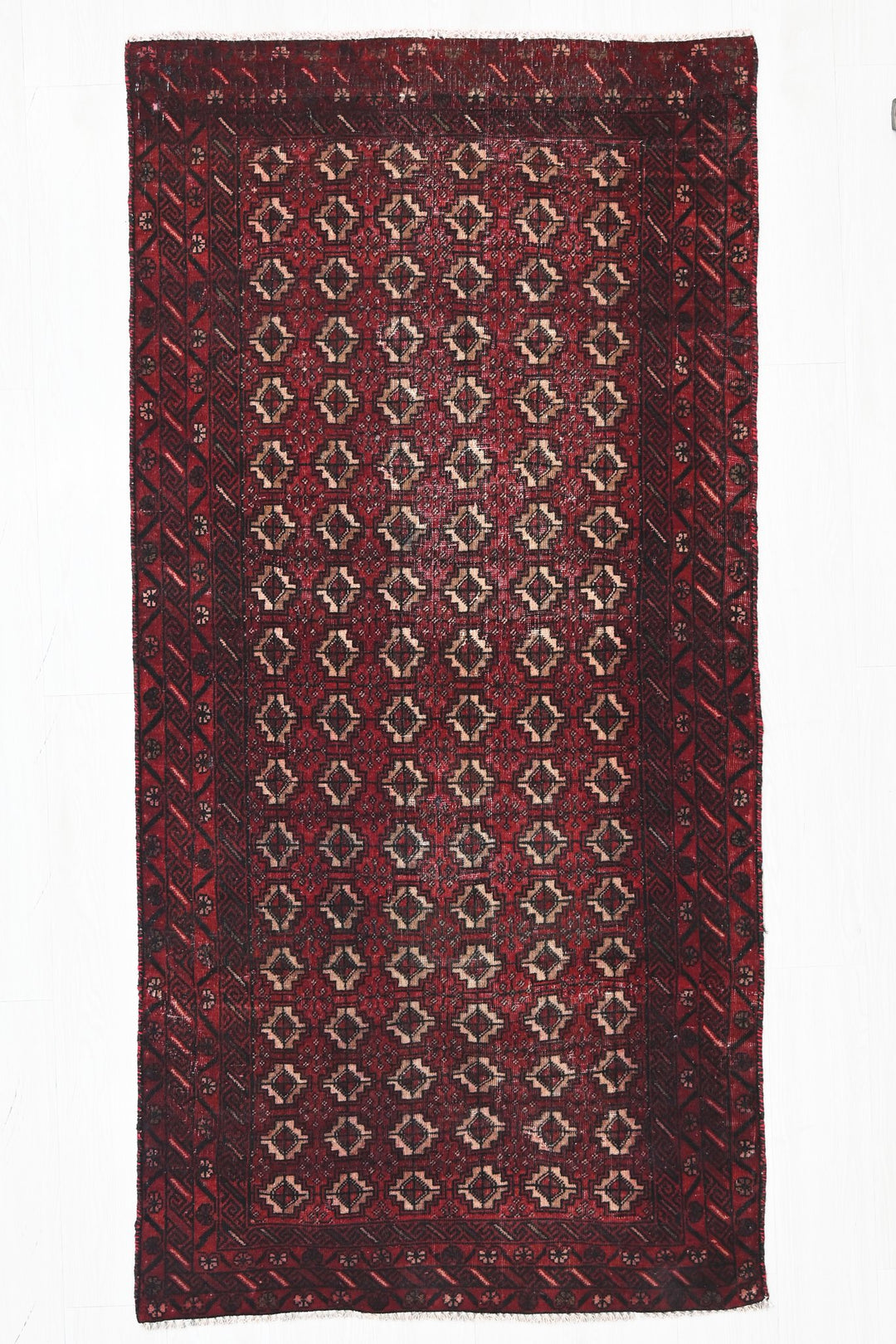 red Accent rug 3' 1" x 6' 3"