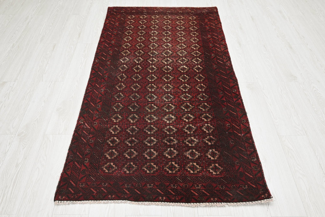 red Accent rug 3' 1" x 6' 3"