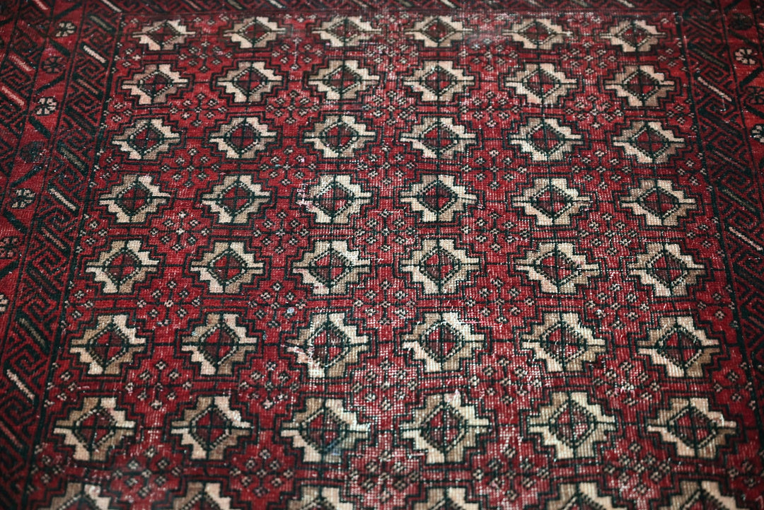 red Accent rug 3' 1" x 6' 3"