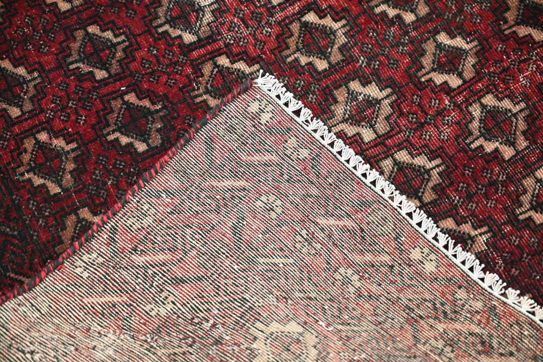 red Accent rug 3' 1" x 6' 3"