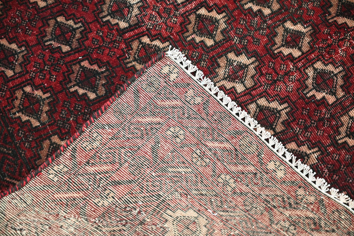 red Accent rug 3' 1" x 6' 3"